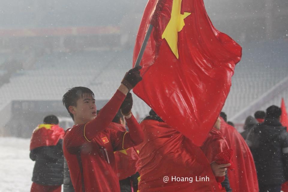 Cận cảnh khoảnh khắc Đỗ Duy Mạnh cắm cờ Tổ Quốc giữa bão tuyết khiến người dân Việt Nam rơi lệ-3