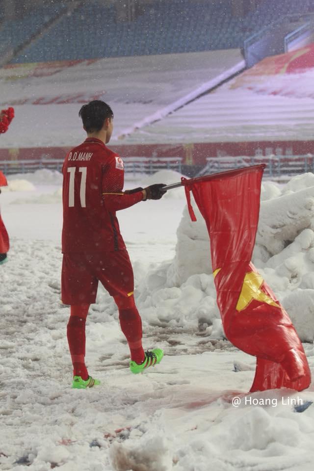 Cận cảnh khoảnh khắc Đỗ Duy Mạnh cắm cờ Tổ Quốc giữa bão tuyết khiến người dân Việt Nam rơi lệ-4