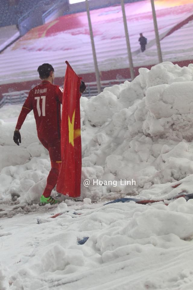Cận cảnh khoảnh khắc Đỗ Duy Mạnh cắm cờ Tổ Quốc giữa bão tuyết khiến người dân Việt Nam rơi lệ-5