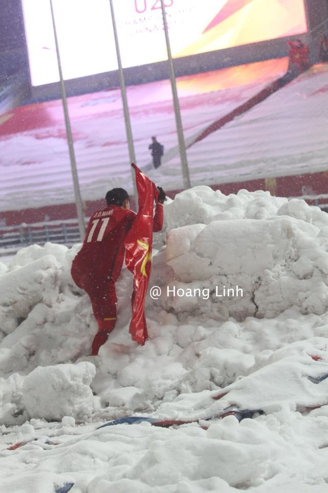 Cận cảnh khoảnh khắc Đỗ Duy Mạnh cắm cờ Tổ Quốc giữa bão tuyết khiến người dân Việt Nam rơi lệ-1