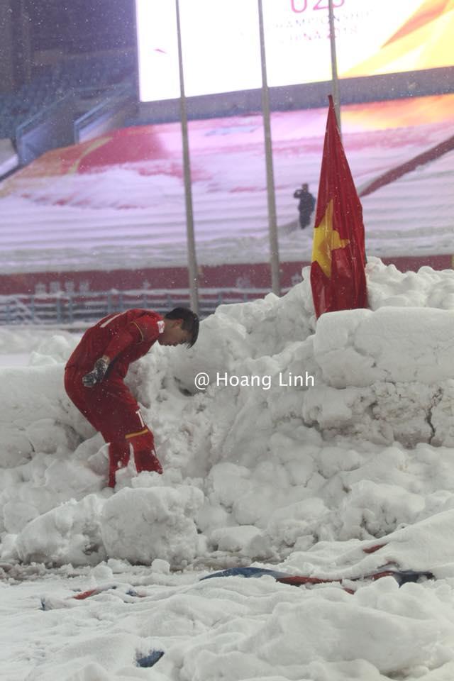 Cận cảnh khoảnh khắc Đỗ Duy Mạnh cắm cờ Tổ Quốc giữa bão tuyết khiến người dân Việt Nam rơi lệ-7