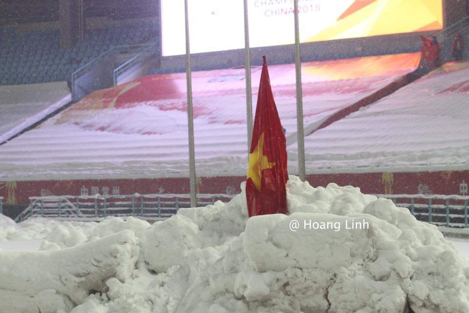 Cận cảnh khoảnh khắc Đỗ Duy Mạnh cắm cờ Tổ Quốc giữa bão tuyết khiến người dân Việt Nam rơi lệ-6