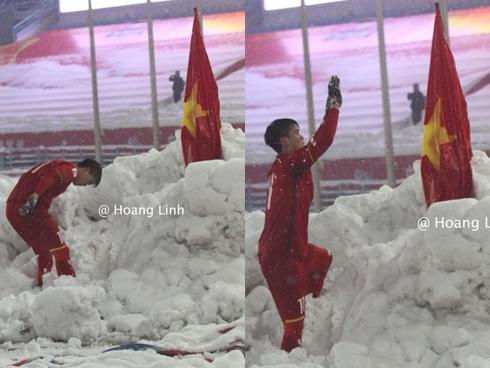 Cận cảnh khoảnh khắc Đỗ Duy Mạnh cắm cờ Tổ Quốc giữa bão tuyết khiến người dân Việt Nam rơi lệ