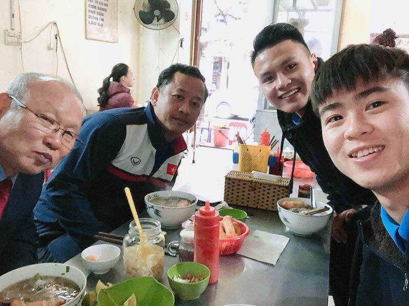 Tin sao Việt: Quang Hải và Duy Mạnh đưa thầy Park Hang-seo đi ăn phở-1