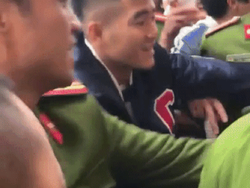 Mẹ Phan Văn Đức nói về hình ảnh hai mẹ con lặng lẽ ôm nhau tại sân bay: Tôi tự hào về con mình-3