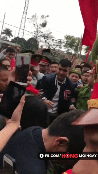 Đức Chinh U23 cười híp mắt trước hàng nghìn fans nữ tại quê nhà Phú Thọ-3