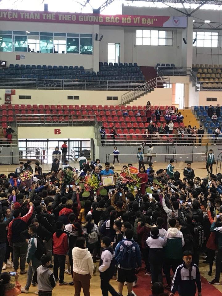 Đức Chinh U23 cười híp mắt trước hàng nghìn fans nữ tại quê nhà Phú Thọ-4