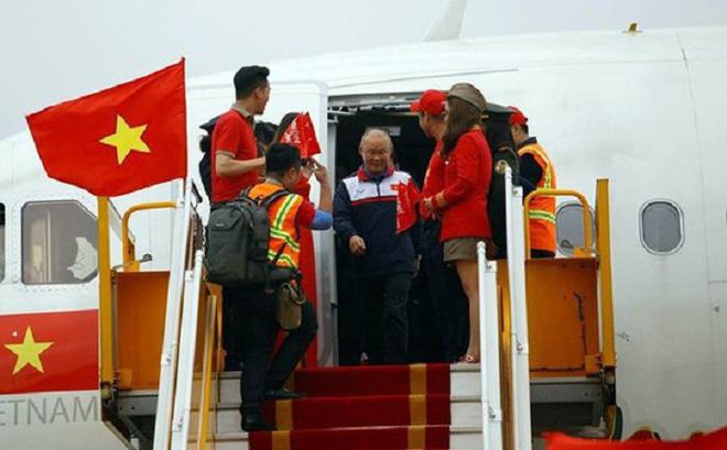 Xử phạt Vietjet Air 40 triệu đồng vụ người mẫu hở hang trên máy bay đón U23 Việt Nam-1