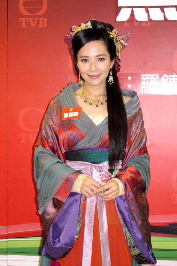 Hoa hậu Hong Kong từng phá thai để đóng phim bây giờ ra sao?-9