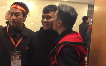 Đàm Vĩnh Hưng khiến dân mạng gato khi chia sẻ clip hôn má Quang Hải-2