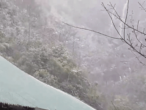 Băng tuyết phủ trắng đỉnh đèo Ô Quý Hồ, mặt đường trơn trượt-15