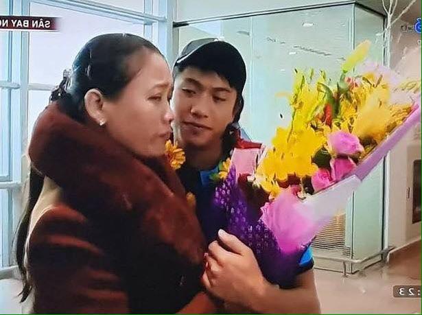 Mẹ Phan Văn Đức nói về hình ảnh hai mẹ con lặng lẽ ôm nhau tại sân bay: Tôi tự hào về con mình-1
