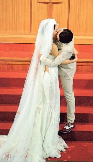 10 nụ hôn đẹp nhất trong hôn lễ sao Hoa ngữ: Người hết mực ngọt ngào, kẻ vô cùng hài hước-14
