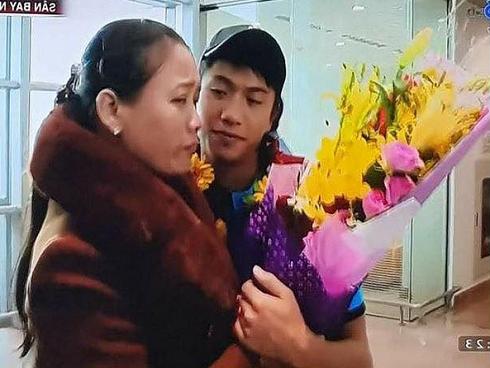 Sự thật video mẹ Văn Đức lủi thủi đón con ở sân bay