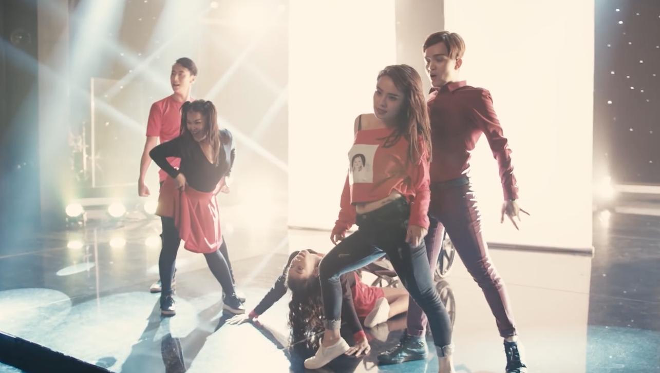 Giọng hát của Angela Phương Trinh được khán giả tìm nghe nhiều nhất tại Glee Việt Nam-5