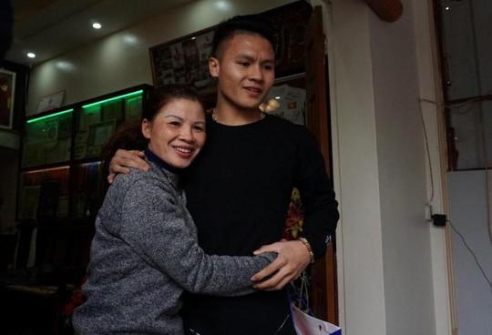 Cuối cùng tiền đạo Quang Hải U23 cũng đã được về nhà với bố mẹ-2