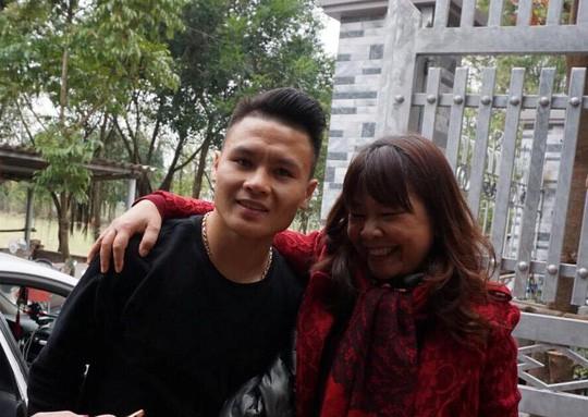 Cuối cùng tiền đạo Quang Hải U23 cũng đã được về nhà với bố mẹ-3