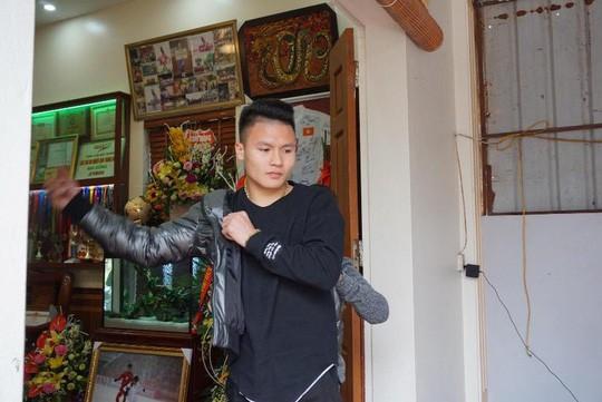 Cuối cùng tiền đạo Quang Hải U23 cũng đã được về nhà với bố mẹ-5