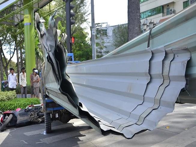 Va chạm xe máy, 2 người tử vong do tôn cắt vào người-1