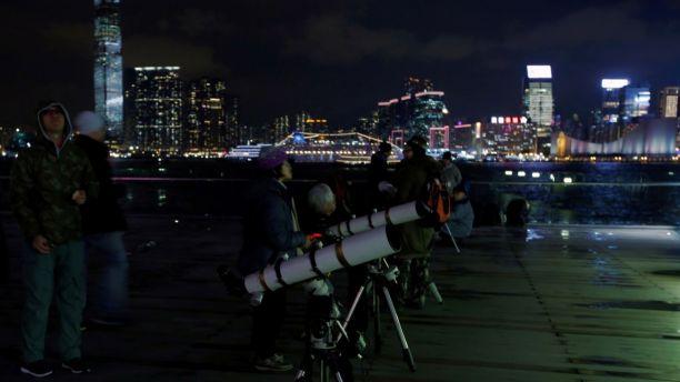 Hình ảnh ẤN TƯỢNG nhất trong ngày: Sau 152 năm, siêu trăng thế kỷ khiến người yêu thiên văn điên đảo-1