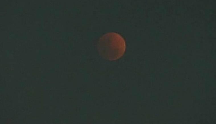 Hình ảnh ẤN TƯỢNG nhất trong ngày: Sau 152 năm, siêu trăng thế kỷ khiến người yêu thiên văn điên đảo-13