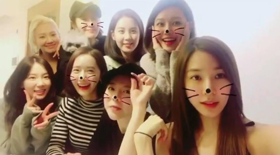 Fan mừng rơi nước mắt khi SNSD lần đầu xuất hiện đông đủ sau khi 3 thành viên rời SM-1