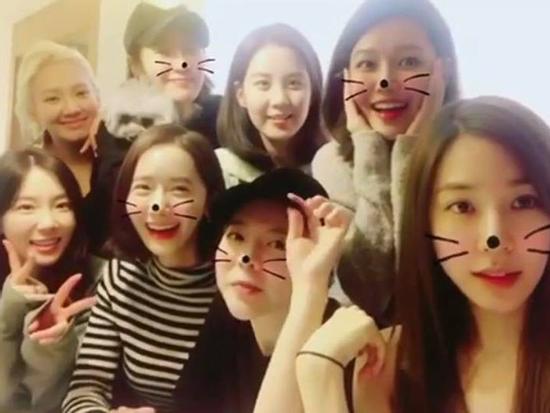 Fan mừng rơi nước mắt khi SNSD lần đầu xuất hiện đông đủ sau khi 3 thành viên rời SM
