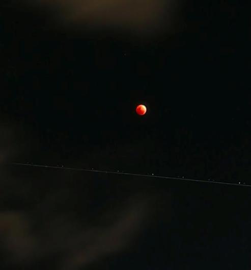 Hình ảnh ẤN TƯỢNG nhất trong ngày: Sau 152 năm, siêu trăng thế kỷ khiến người yêu thiên văn điên đảo-19