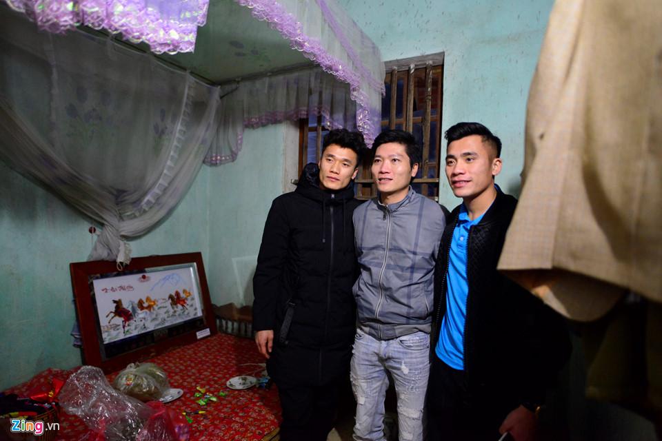 Mẹ Công Phượng bật khóc vì cơm mẹ nấu xong rồi, con chưa kịp ăn miếng nào đã phải đi-2