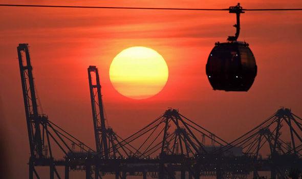 Hình ảnh ẤN TƯỢNG nhất trong ngày: Sau 152 năm, siêu trăng thế kỷ khiến người yêu thiên văn điên đảo-8