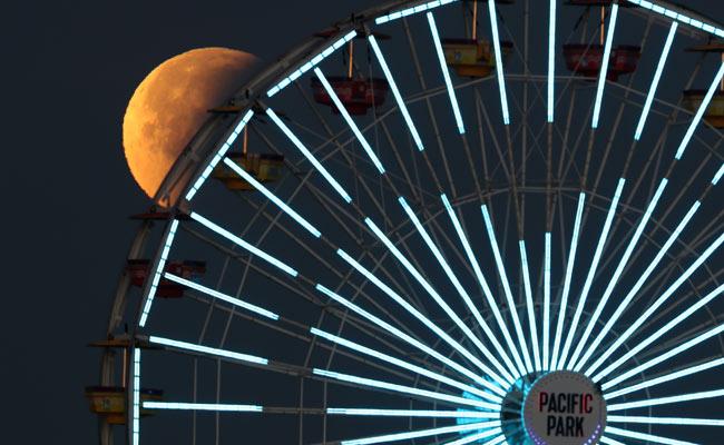 Hình ảnh ẤN TƯỢNG nhất trong ngày: Sau 152 năm, siêu trăng thế kỷ khiến người yêu thiên văn điên đảo-6