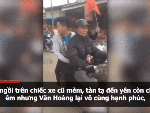 Thủ môn dự bị của U23 Việt Nam bỏ xe sang ngồi xe máy cà tàng của bố ngày trở về quê hương-1