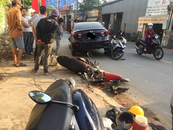 Ô tô ‘mất lái’ húc hàng loạt xe máy, nhiều người đi đường hoảng sợ-2