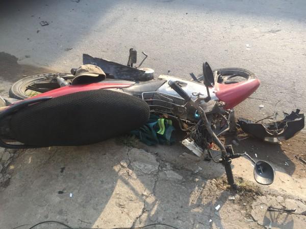 Ô tô ‘mất lái’ húc hàng loạt xe máy, nhiều người đi đường hoảng sợ-3