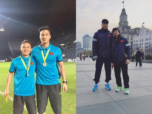 Thủ môn dự bị của U23 Việt Nam bỏ xe sang ngồi xe máy cà tàng của bố ngày trở về quê hương-3