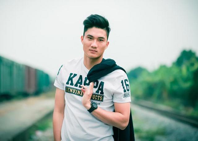 Thủ môn dự bị của U23 Việt Nam bỏ xe sang ngồi xe máy cà tàng của bố ngày trở về quê hương-4