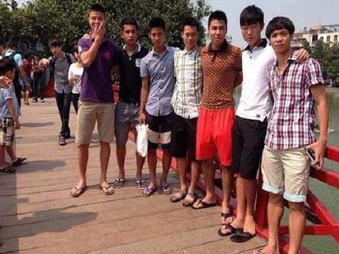Bật cười với ảnh chụp trên cầu Thê Húc vừa được 'khai quật' của sao U23 Việt Nam