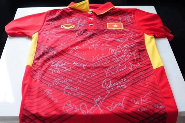 Duy Pinky lại khiến người hâm mộ ‘phát cuồng’ khi tặng áo có chữ ký của đội tuyển U23 Việt Nam-2