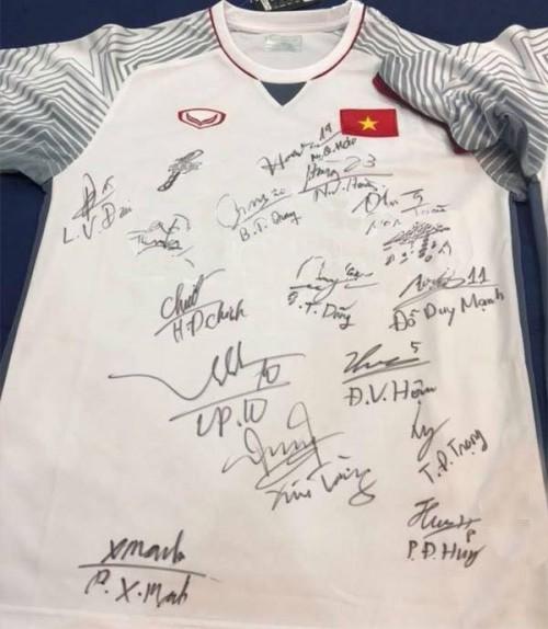 Duy Pinky lại khiến người hâm mộ ‘phát cuồng’ khi tặng áo có chữ ký của đội tuyển U23 Việt Nam-3
