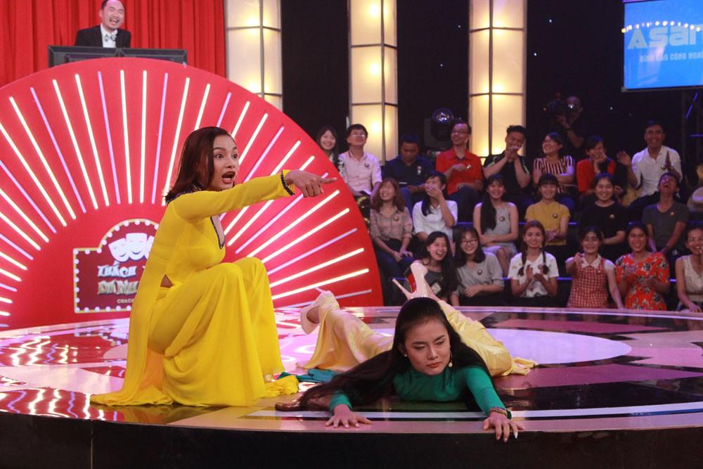 Cô gái rao bánh pía khiến Trấn Thành không thể nhịn cười-2