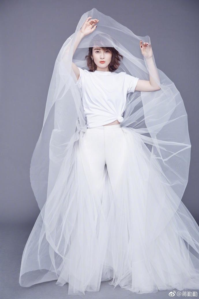 Đệ nhất mỹ nhân cổ trang quyến rũ hết nấc khi mang thai ở tuổi 42-12