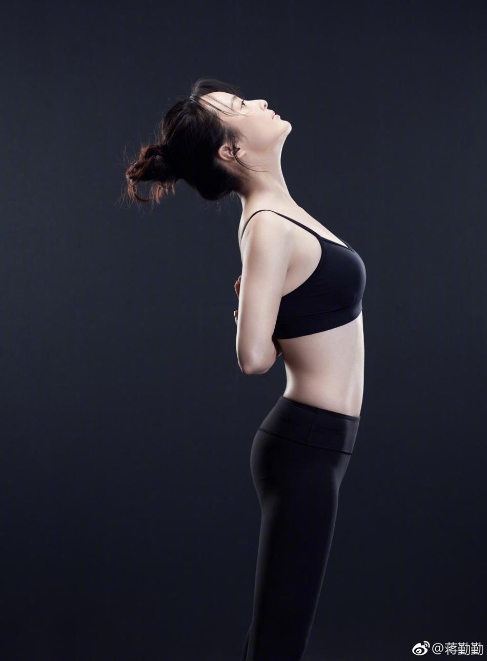 Đệ nhất mỹ nhân cổ trang quyến rũ hết nấc khi mang thai ở tuổi 42-2