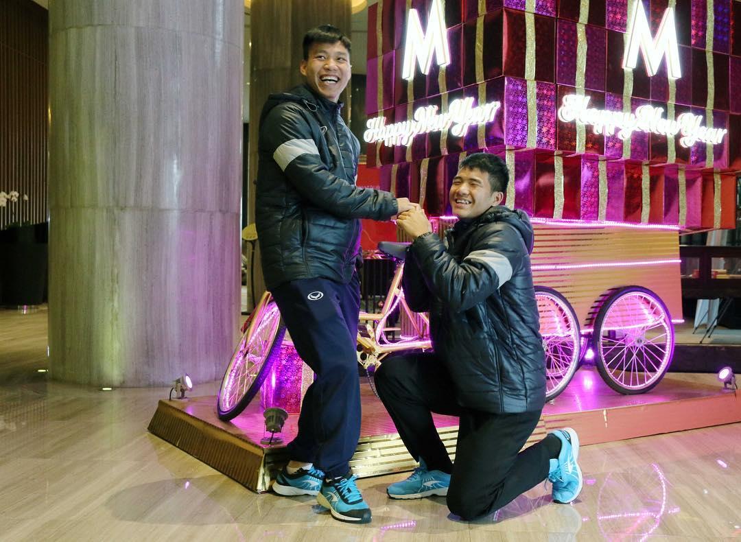 Tin sao Việt: U23 Việt Nam Đức Chinh quỳ gối xin tụng trứng với Văn Thanh-1