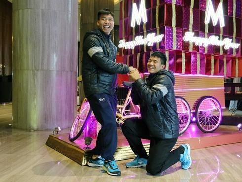 Tin sao Việt: U23 Việt Nam Đức Chinh quỳ gối xin 'tụng trứng với Văn Thanh'