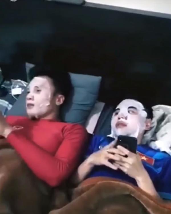 HOT: Bùi Tiến Dũng và tuyển U23 đồng loạt nhập hội cuồng mặt nạ của Hồng Duy Pinky?-5