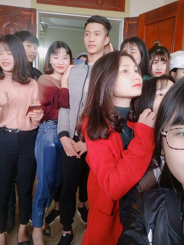 Cô gái lợi dụng lúc đông người hôn tiền vệ Văn Đức khiến nhiều fangirl khác ghen tị-1