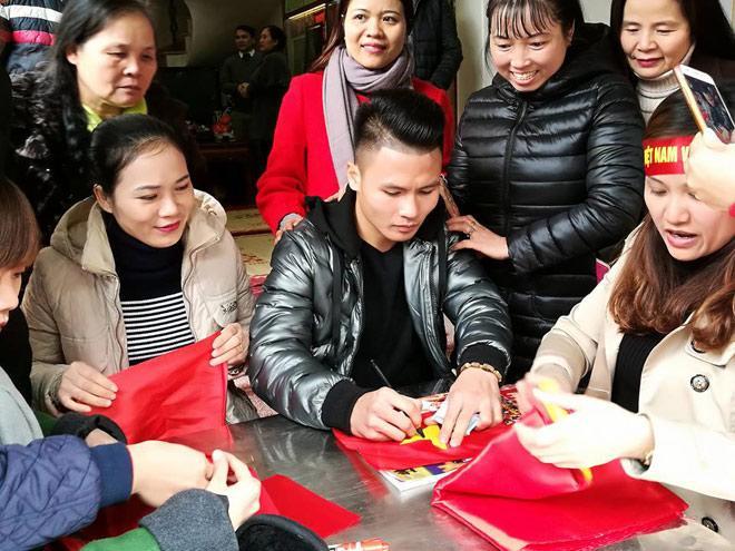 Tiết lộ bất ngờ về món quà Quang Hải tặng bố mẹ khi về thăm nhà-2