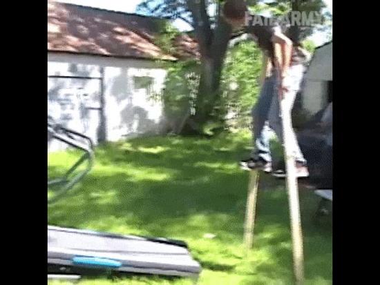 'Vỡ mặt' chỉ vì lấy cà kheo leo lên máy tập chạy