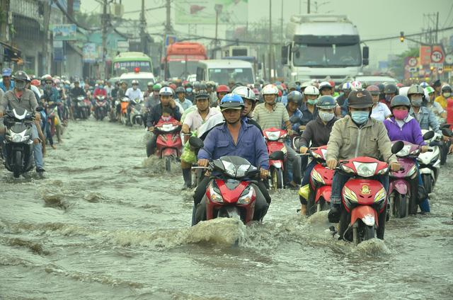 Nhiều tuyến đường ở Sài Gòn ngập nặng, giao thông hỗn loạn-2