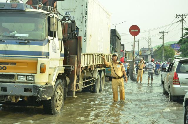 Nhiều tuyến đường ở Sài Gòn ngập nặng, giao thông hỗn loạn-10